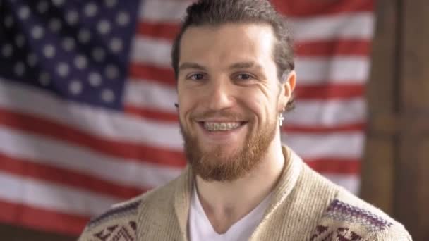 Joven Hombre Sonriente Guapo Pie Suéter Punto Una Bandera Estados — Vídeo de stock