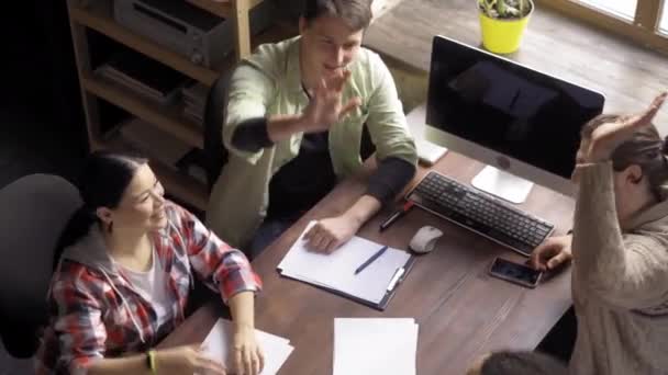 Geschäftsfrau Diskutiert Etwas Mit Ihren Kollegen Eine Asiatische Frau Mittleren — Stockvideo