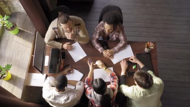 Top View Multirracial Joven Freelancer Personas Oficina Loft Moderno Grupo — Vídeo de stock