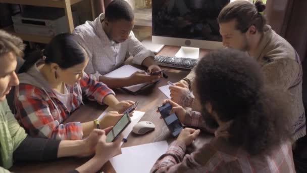 Nezávislí Sedící Stolu Všichni Jeho Smartphonu Mladí Startuppeři Aktualizují Nebo — Stock video