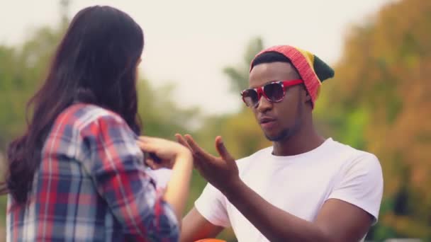 Mladá krásná novinářka student interving ji afroamerican přítel a dělat poznámky — Stock video