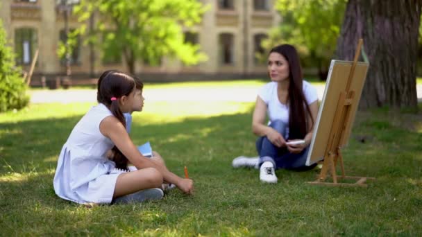 Professor com dois alunos estudando ao ar livre . — Vídeo de Stock