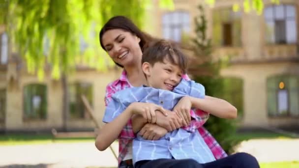 Jovem mãe e filho têm um grande momento no parque ao ar livre — Vídeo de Stock