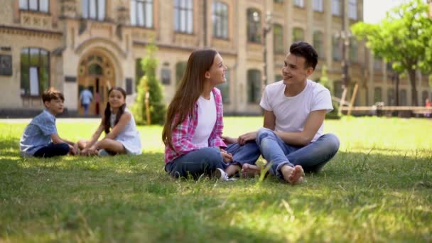 Jongere kinderen lachen om oudere broer en zus — Stockvideo