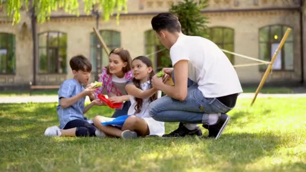 Kleine familie outreach of sandwich tijd buiten — Stockvideo