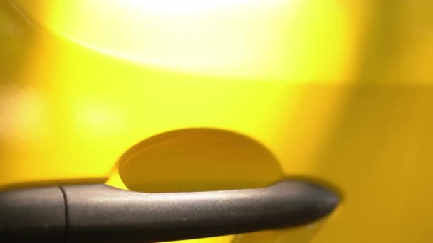 Manija de la puerta de plástico en la puerta amarilla del coche — Vídeos de Stock