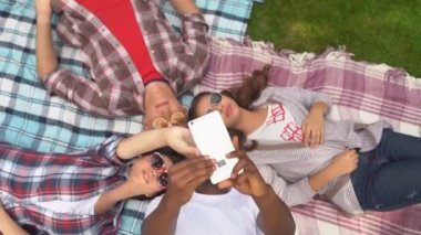 Kampüs parkındaki halının üzerinde selfie çeken çok yönlü arkadaşların var.