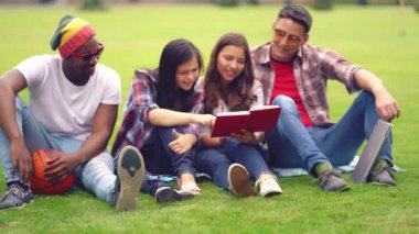 Kampüste takılan kitap okuyan arkadaşlar.