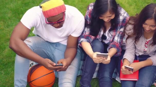 Amigos navegando mensajes de texto en redes sociales con teléfono móvil disfrutando del verano — Vídeos de Stock