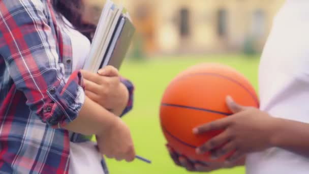 Two tudents talking at break. — Stock Video