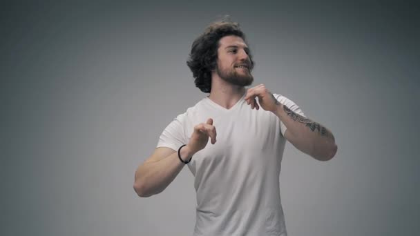 Bonito Homem Cabelos Compridos Freelancer Barbudo Shirt Branca Dançando Feliz — Vídeo de Stock