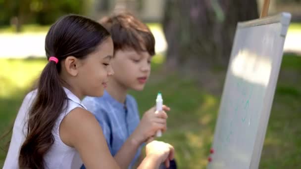 Alunos Estão Sentados Rua Grama Verde Fresco Desenhar Usando Uma — Vídeo de Stock