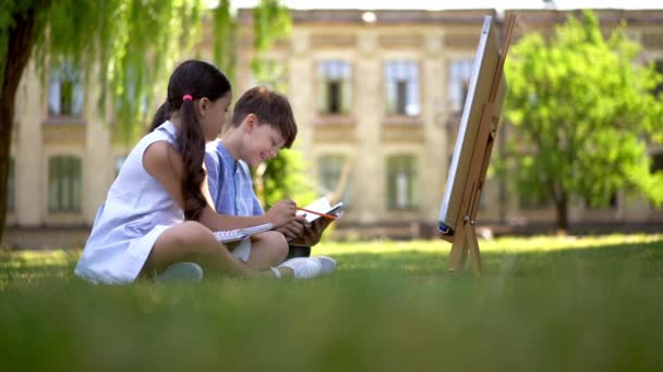 Los Alumnos Están Sentados Aire Libre Hierba Verde Aire Libre — Vídeos de Stock