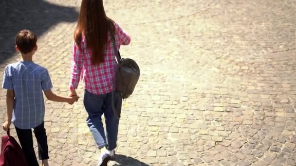 Joven Madre Con Hijo Escuela Tercer Grado Caminando Cogiendo Mano — Vídeo de stock