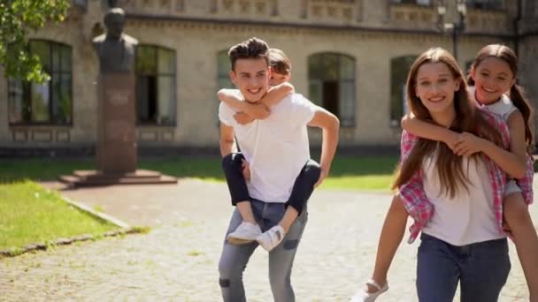 Felice Famiglia Sorridente Passeggiando Attraverso Giardino Della Città Parco Alla — Video Stock