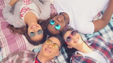 Arkadaşları parkta halının üzerinde yatıyorlardı..