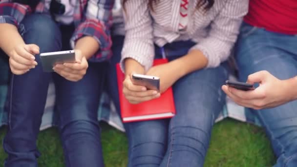 Wiev od góry na młodzież siedzi ze smartfonami — Wideo stockowe