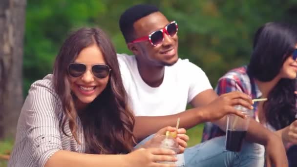 Группа подростков пьет сок на открытом воздухе — стоковое видео