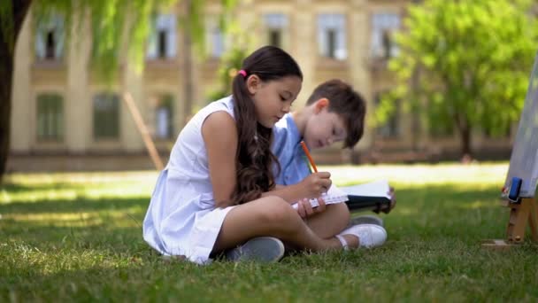 Σύρετε Στο Κορίτσι Και Αγόρι Που Σπουδάζουν Κάθεται Έξω Ένα — Αρχείο Βίντεο