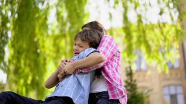 Annem oğluyla boş zamanlarını ya da hafta sonlarını doğada ya da tatilde geçirir. Annesi oğlunu kollarının altında tutarak döndürüyor. Aile kavramı