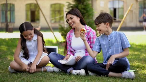 Mamá Lleva Cabo Educación Casa Con Dos Niños Sentados Calle — Vídeos de Stock