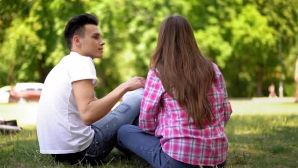 Deslízate Una Pareja Joven Enamorada Pasar Tiempo Juntos Aire Libre — Vídeo de stock