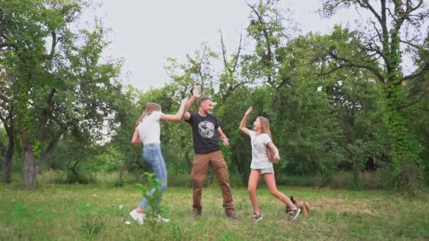 Vtipná rodina dává High Five na sebe — Stock video