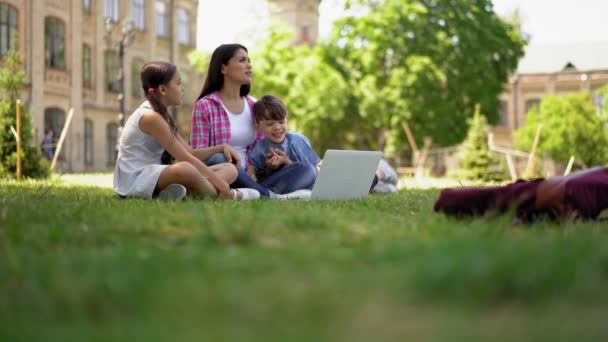 Vista Bajo Ángulo Sobre Una Madre Con Dos Hijos Niño — Vídeo de stock