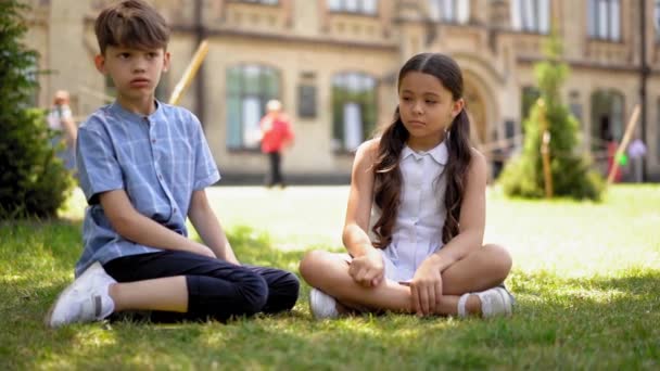 Děti Sedí Parku Trávě Čekají Rodiče Nebo Starší Bratry Sestry — Stock video