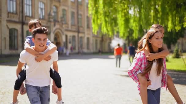 Orang Tua Muda Atau Kakak Laki Laki Dan Adik Perempuan — Stok Video