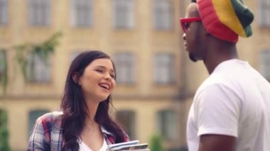 İki saygısız öğrenci dışarıda konuşuyor..