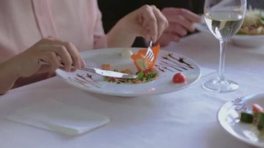 İş kadınları restoranda iş arkadaşlarıyla öğle yemeği yer.