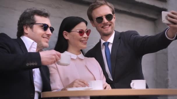 Equipo de negocios haciendo una selfie después de un buen almuerzo de negocios — Vídeos de Stock