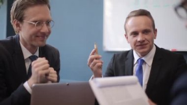 Erkek meslektaşlar ofiste tartışıyor.