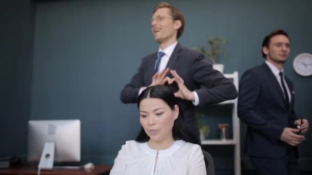 Egy fiatal üzletember szórakozik a főnökével. — Stock videók