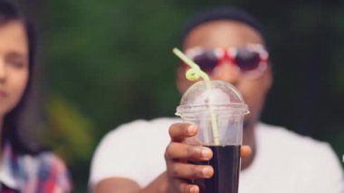 Frends kullan-at bardaklarda meyve suyu ile güler.