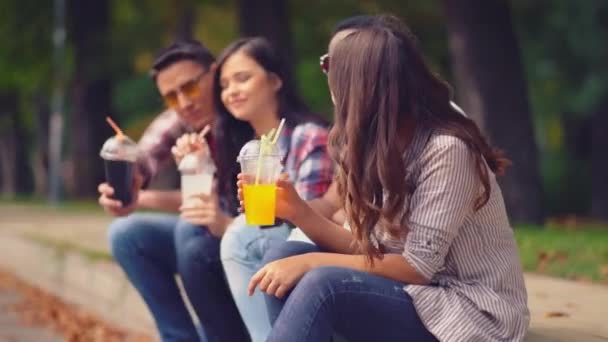 Cuatro estudiantes para una vida saludable . — Vídeos de Stock