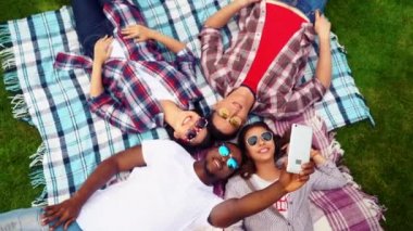 Arkadaşlar hafta sonları birlikte vakit geçirirler..