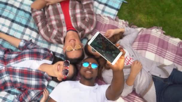 Estudante americano Frican fazendo selfies com colega de classe — Vídeo de Stock