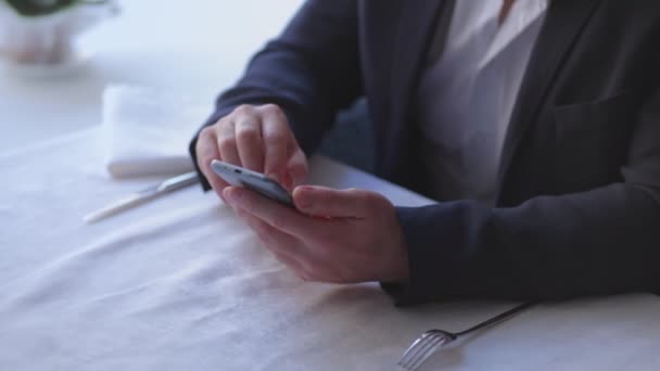 Libero professionista in ristorante controlla la posta — Video Stock