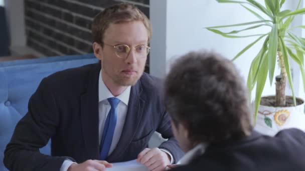 Twee zakenmannen hebben een open gesprek in het restaurant. — Stockvideo