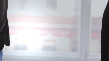 Erkeklerin el sıkışması görgü kuralıdır..