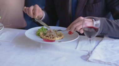 Üretim anlaşmaları düşerken restoranda iş yemeği..