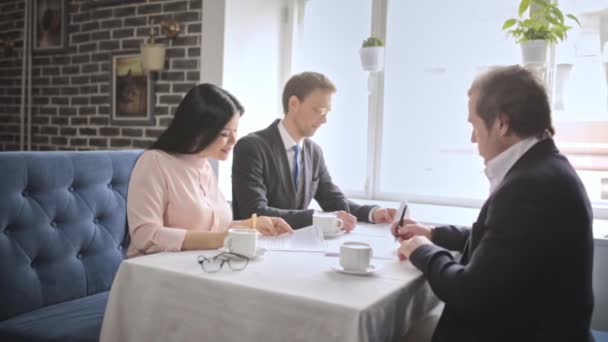 Firmando contrato felices hombres de negocios — Vídeos de Stock