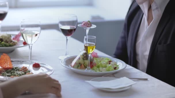 Świeża sałatka dla biznesmena na biznesowym lunchu z kolegami — Wideo stockowe