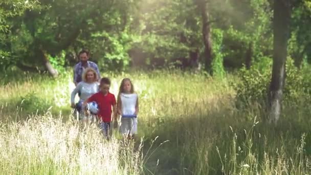 Familienausflug mit Mutter im Rollstuhl. — Stockvideo