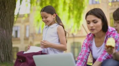 Bilgisayarı kullanarak öğretmenle hava dersi aç.