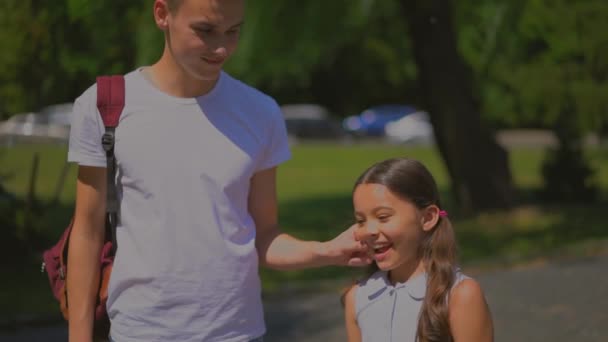 Soltero padre joven teniendo hija después de la escuela — Vídeos de Stock