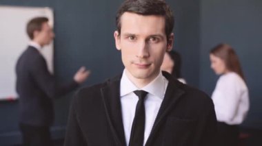Teem hala arka plan üzerinde çalışırken, kafa yönetimi ile video çağrısı