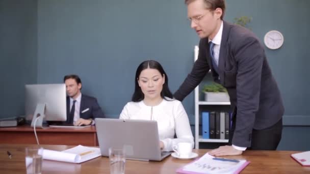 Freelancers pracovat v týmu dvou s asijskou ženou. — Stock video